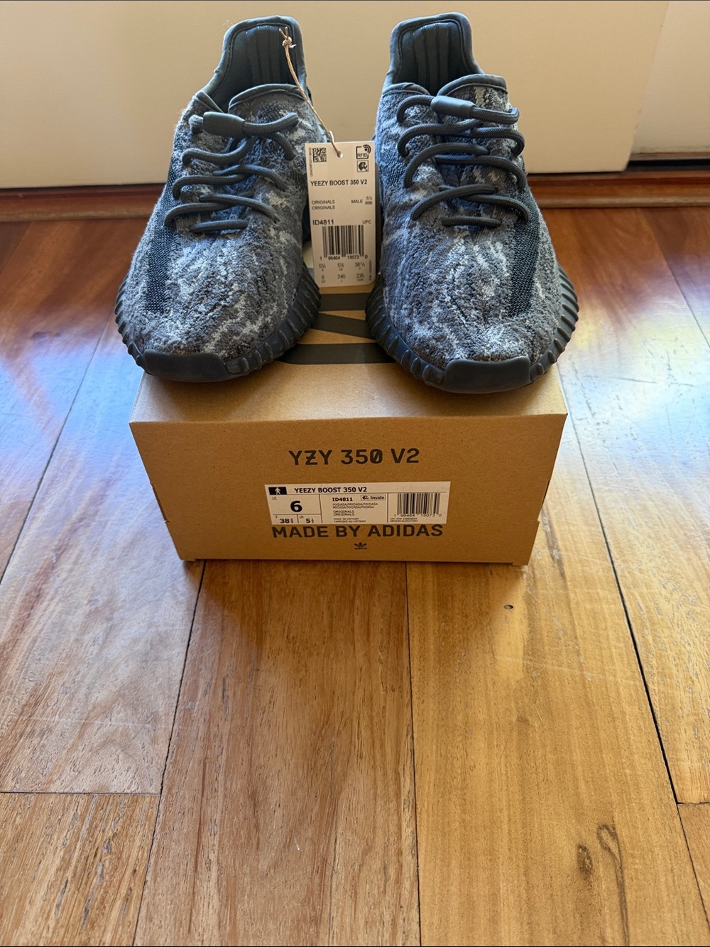adidas Kids Sneakers in Gray and Black - YZY 350 V2 Style size 6